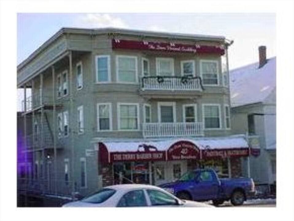 40 W Broadway in Derry, NH - Building Photo