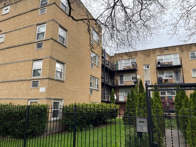 property at 6039 N Rockwell St
