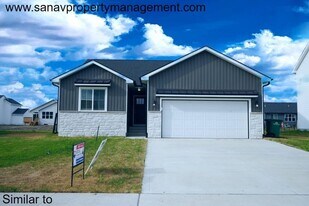 690 SE Mesa Dr in Waukee, IA - Building Photo