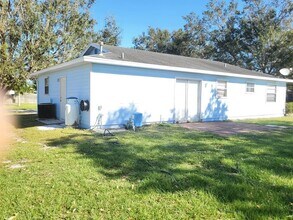 1102 SW Arc Ct in Port St. Lucie, FL - Foto de edificio - Building Photo