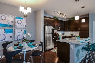 Epic at Gateway in Pinellas Park, FL - Foto de edificio - Building Photo