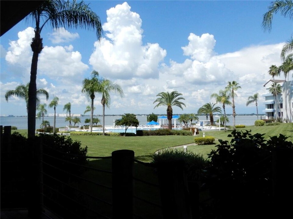 5277 Isla Key Blvd S in St. Petersburg, FL - Foto de edificio