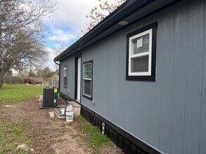 806 S Rusk Ave in Cameron, TX - Foto de edificio - Building Photo