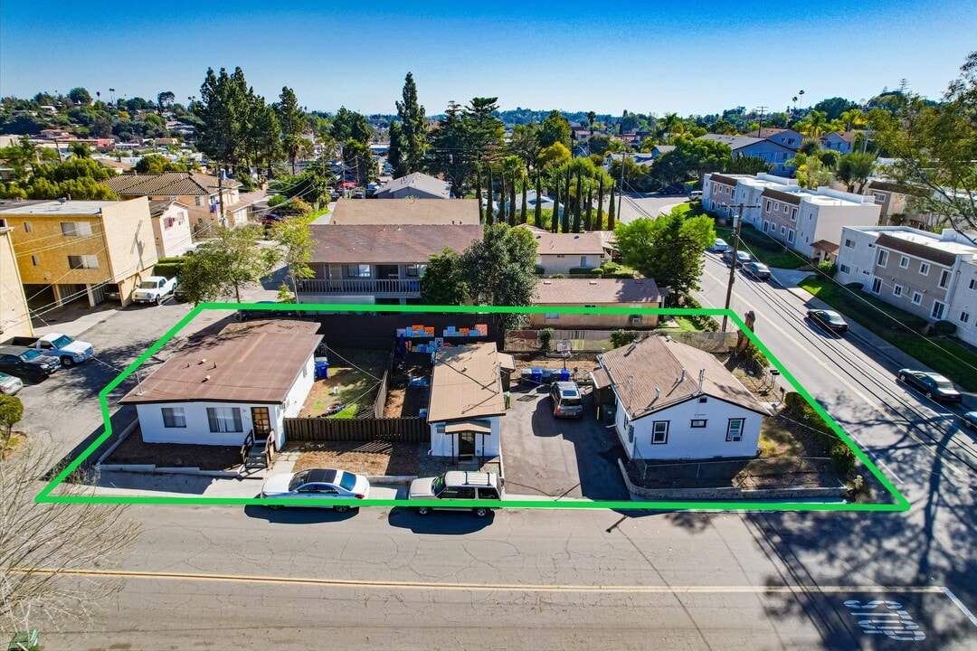 537 De Luz Rd in Fallbrook, CA - Building Photo