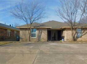 2214 Bernard St in Denton, TX - Building Photo