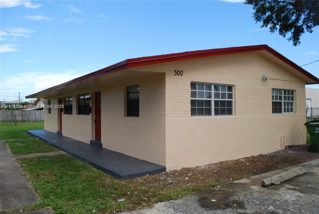 300 NW 5th Terrace in Hallandale Beach, FL - Building Photo - Building Photo
