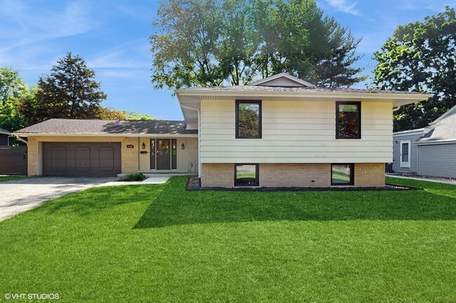 1128 Olympus Dr in Naperville, IL - Building Photo - Building Photo