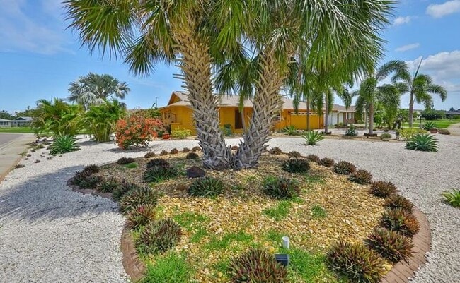 1801 El Rio Dr in Sun City Center, FL - Building Photo - Building Photo
