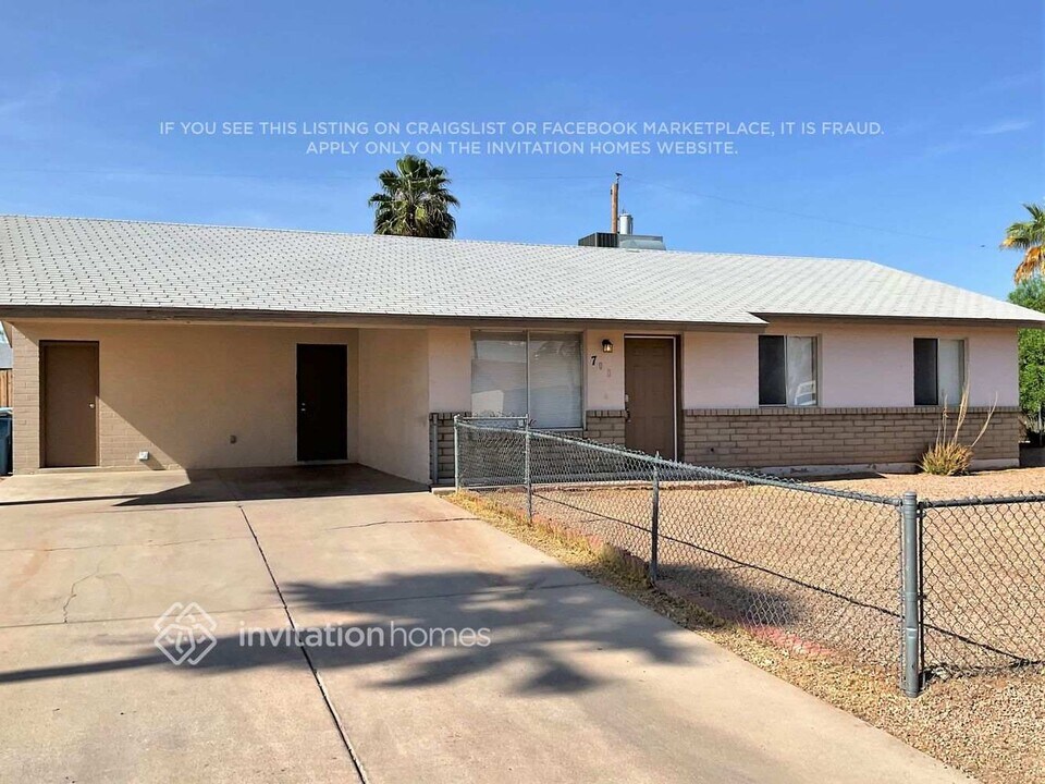 700 E Quail Ave in Apache Junction, AZ - Foto de edificio