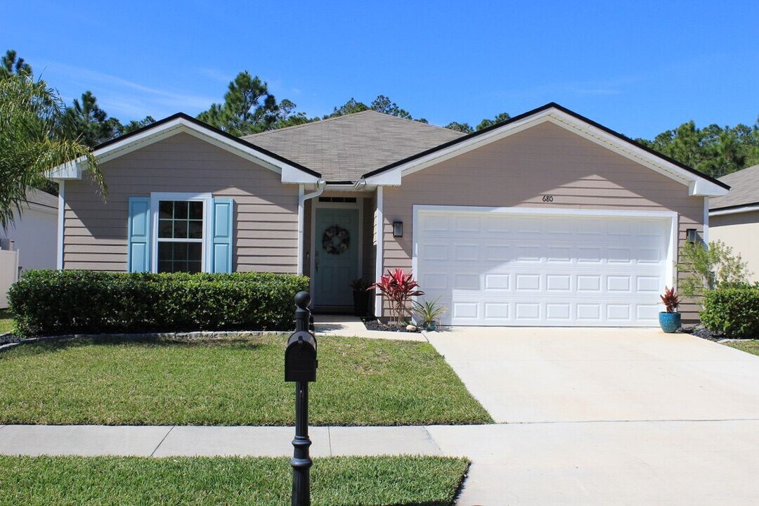 680 Grand Reserve Dr in Bunnell, FL - Foto de edificio