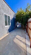 1026 W 108th St, Unit Front House in Los Angeles, CA - Foto de edificio - Building Photo