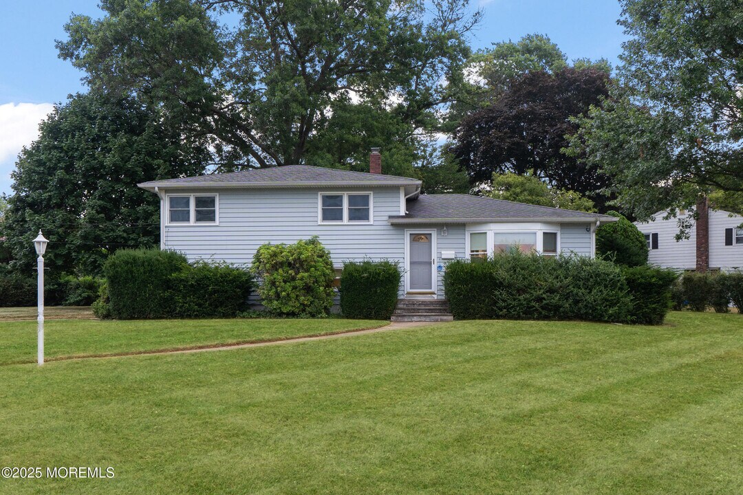 2 Hilltop Rd in West Long Branch, NJ - Building Photo