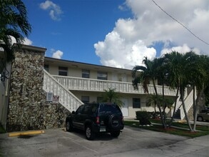 East Point in Hialeah, FL - Foto de edificio - Building Photo