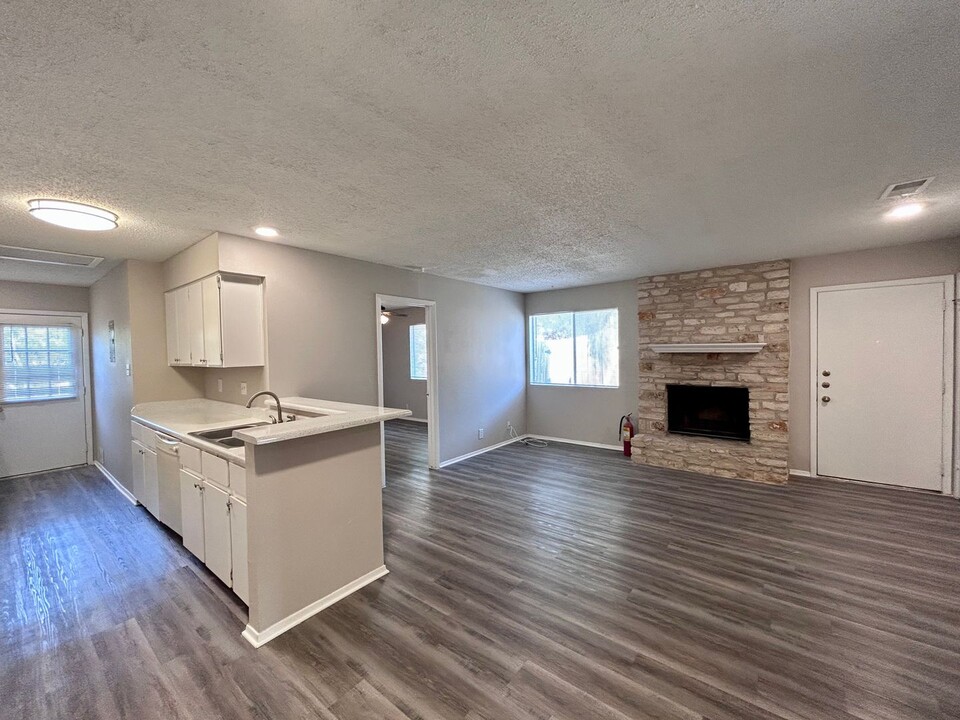 9904 Hundred Oaks Cir-Unit -B in Austin, TX - Building Photo