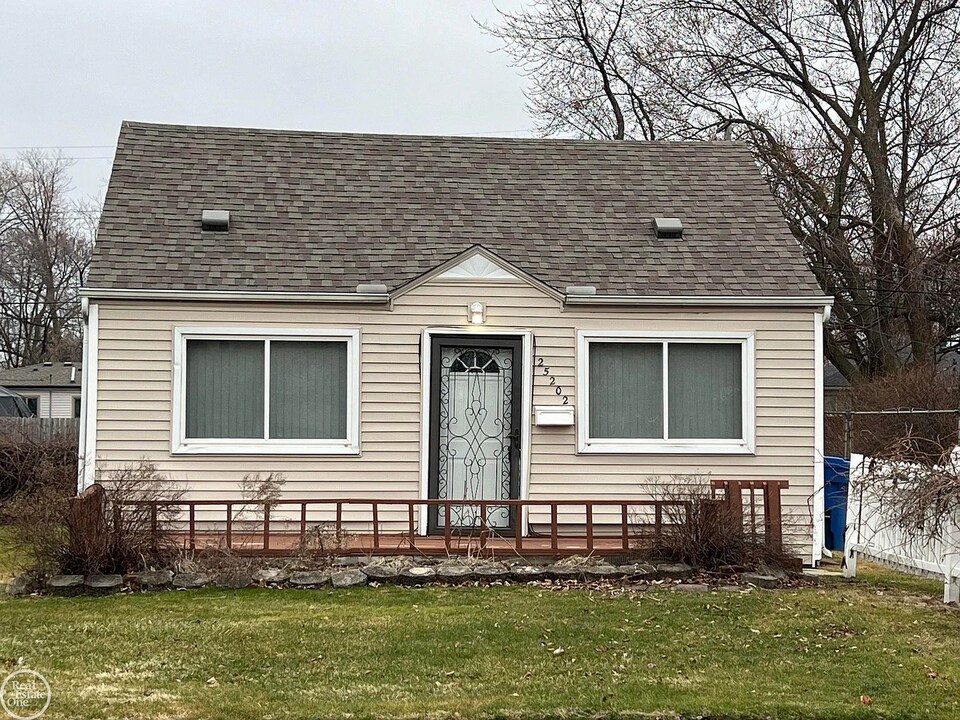 25202 Firwood Ave in Warren, MI - Building Photo