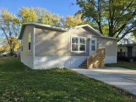 302 Louva Ln in Mankato, MN - Building Photo