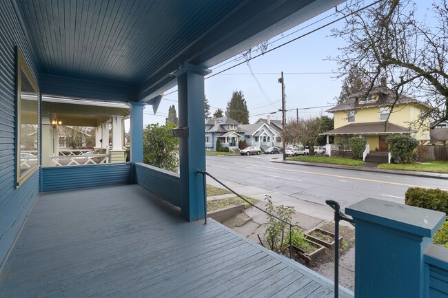 2228 SE Cesar Estrada Chavez Blvd in Portland, OR - Building Photo - Building Photo