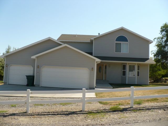 property at 1544 Oxbow Cir