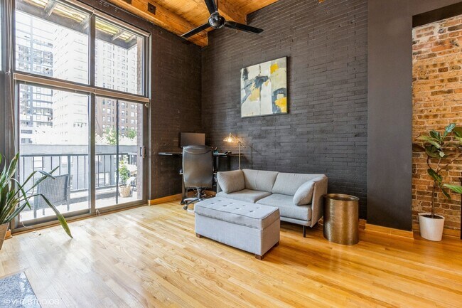300 W Grand Ave in Chicago, IL - Building Photo - Building Photo
