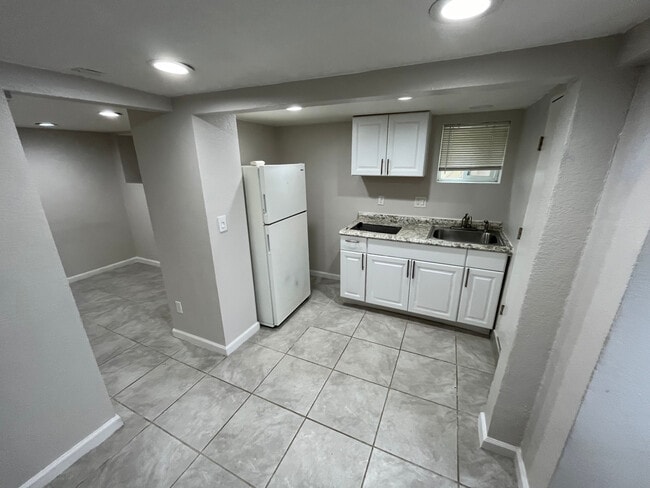 4042 Delta St, Unit Downstairs in San Diego, CA - Foto de edificio - Building Photo