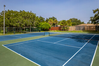 L'Estancia Apartment Homes in Sarasota, FL - Foto de edificio - Building Photo