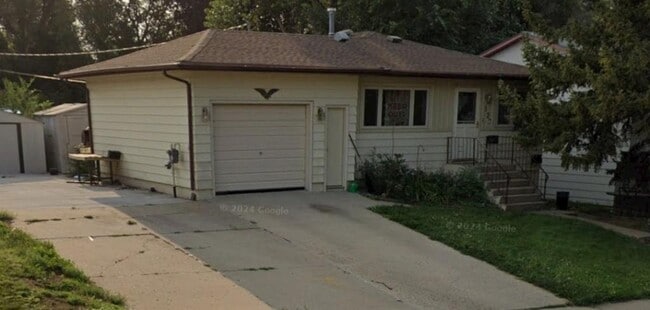527 S 12th St in Bismarck, ND - Building Photo - Building Photo