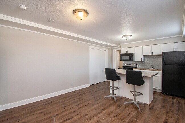 3512 Dodge St in Omaha, NE - Building Photo - Building Photo