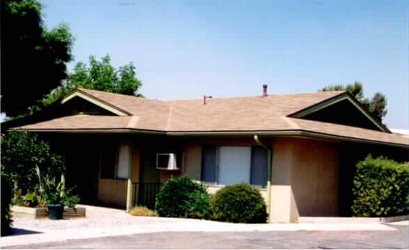 24266 Barton Rd in Loma Linda, CA - Foto de edificio