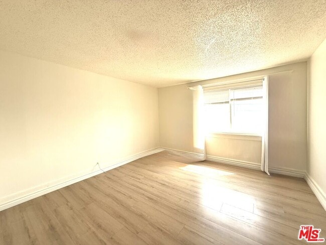 1633 S New Hampshire Ave in Los Angeles, CA - Building Photo - Building Photo