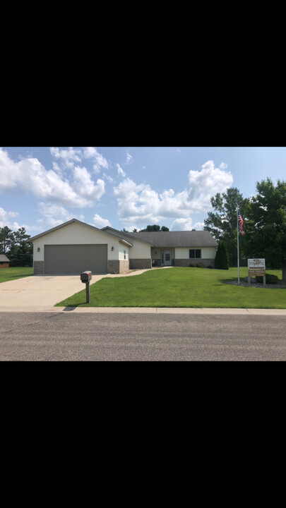 821 7th Ave SW in Perham, MN - Building Photo