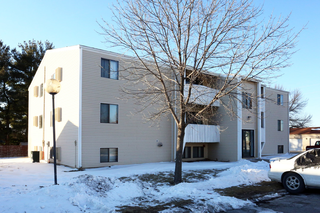 East Park Apartments in Indianola, IA - Building Photo