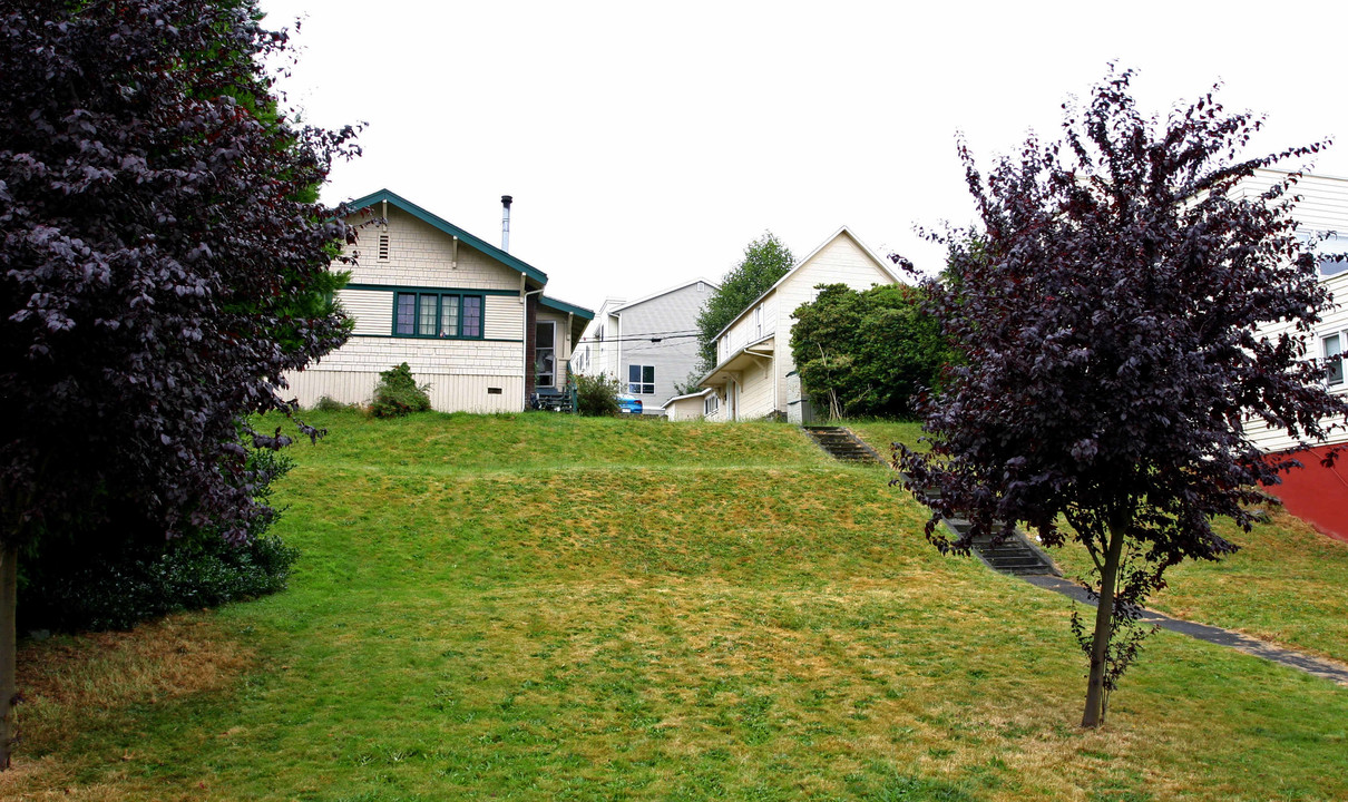 2 Apartments & 2 Sfrs in Everett, WA - Building Photo