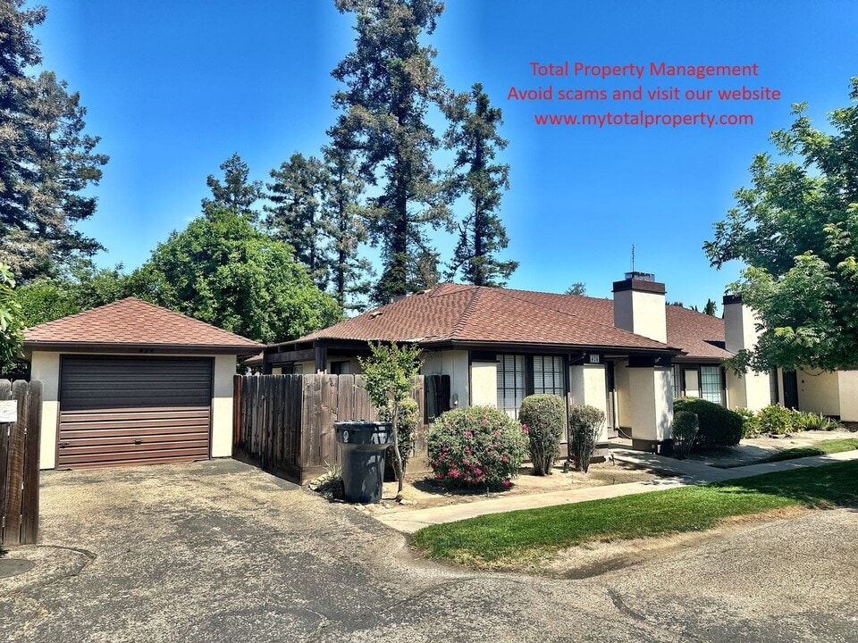 424 E Prosperity Ave in Tulare, CA - Building Photo