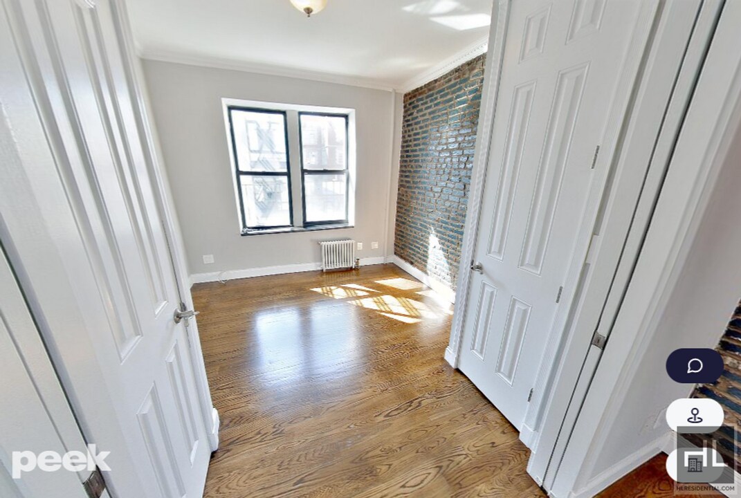 AMAZING ONE BEDROOM APARTMENT!! AMAZING DE in New York, NY - Building Photo