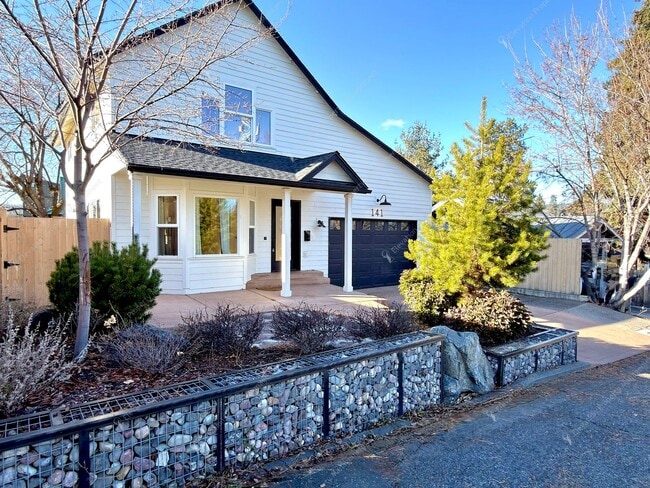 141 NW Adams Pl in Bend, OR - Building Photo - Building Photo