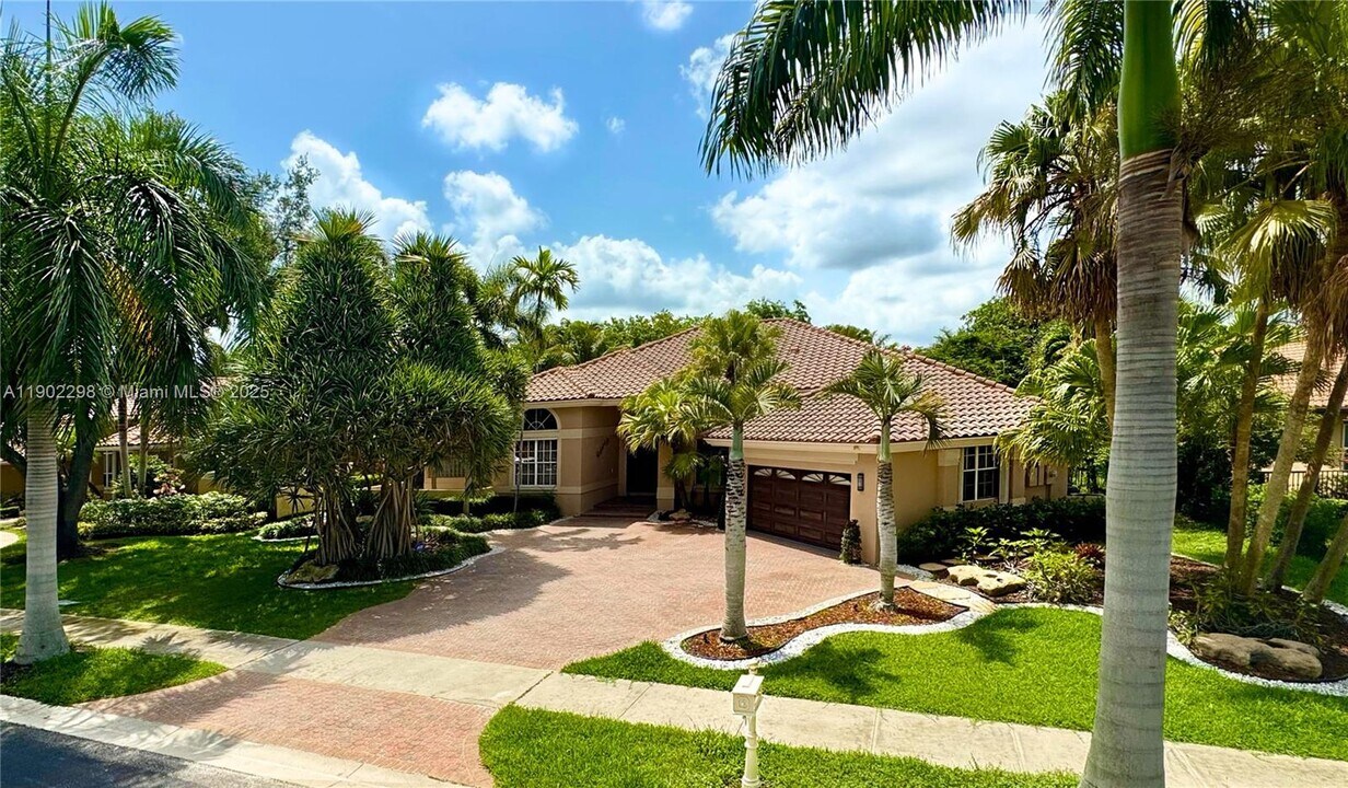375 Sabal Way in Weston, FL - Building Photo