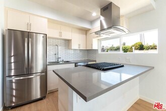 756 N Ridgewood Pl in Los Angeles, CA - Building Photo - Building Photo