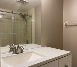 1250 Lincoln Rd in Miami Beach, FL - Building Photo - Building Photo