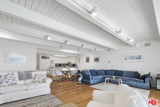 11928 S Beach Club Way in Malibu, CA - Foto de edificio - Building Photo