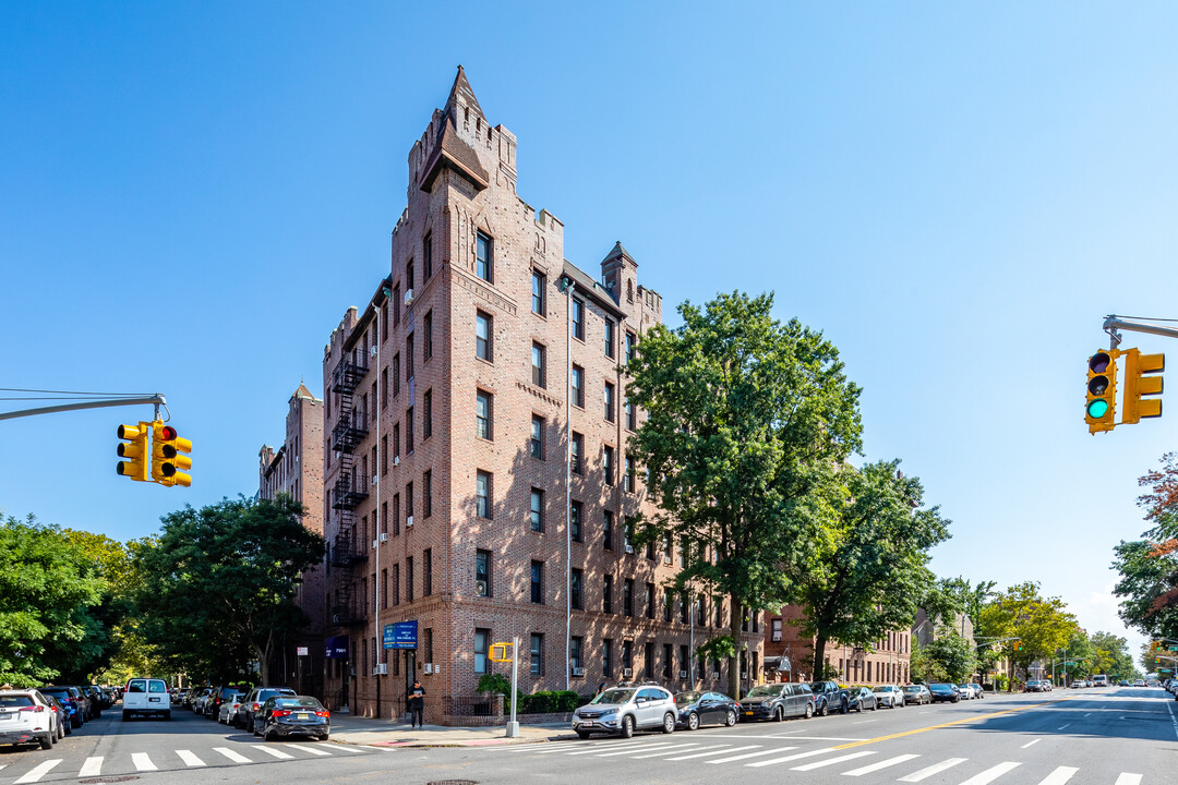 The Embassy in Brooklyn, NY - Foto de edificio