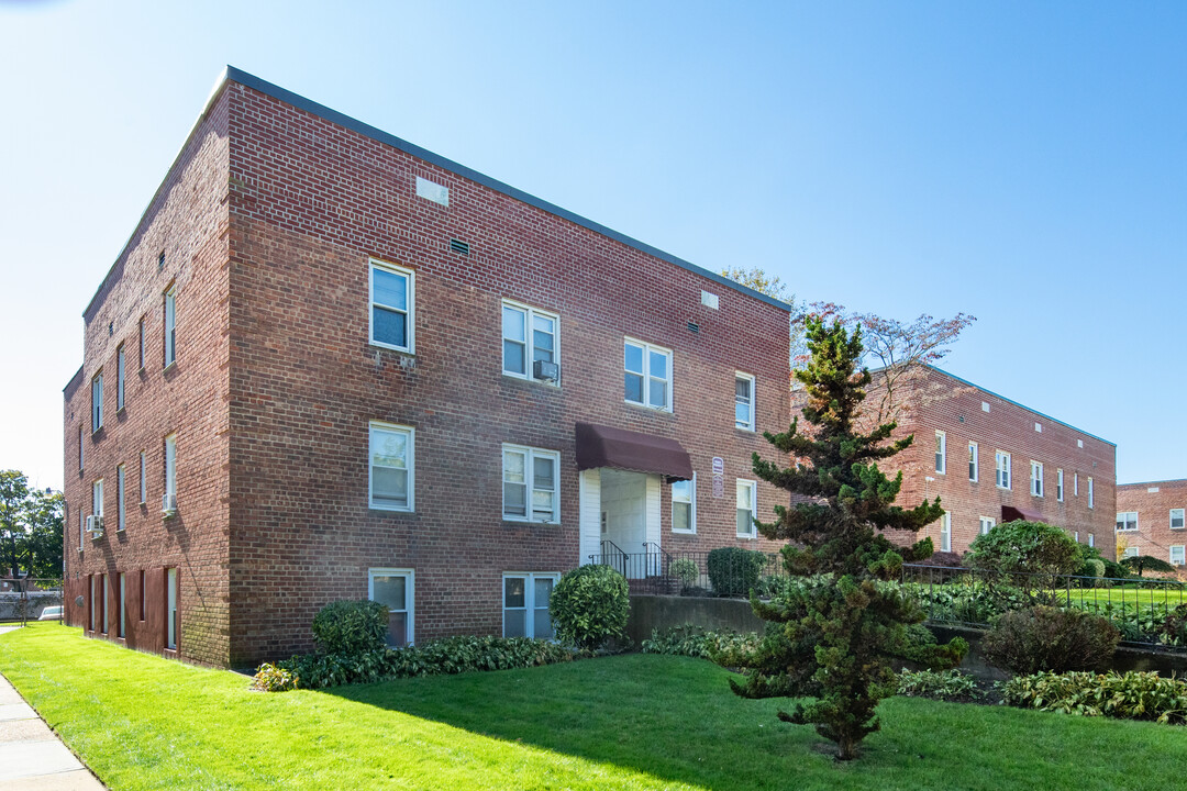 Hawthorne Gardens in Freeport, NY - Building Photo