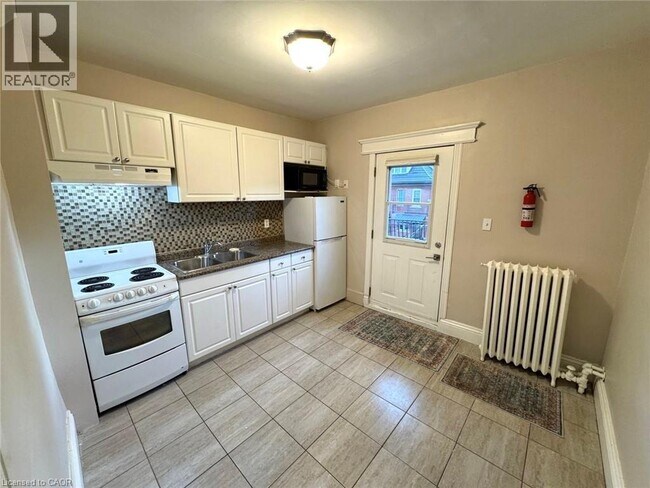 102 Eastbourne Ave in Hamilton, ON - Building Photo - Building Photo
