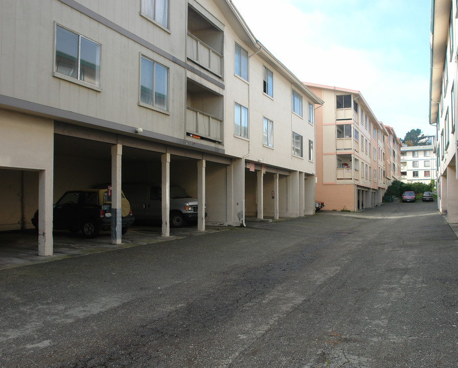 65 Ward Ct in Daly City, CA - Foto de edificio