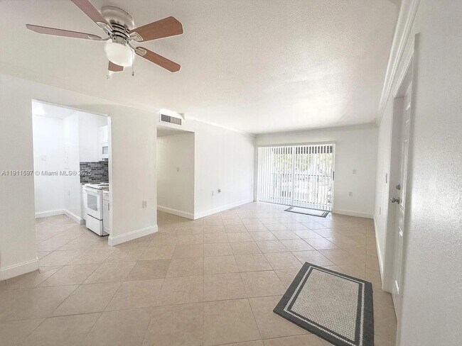 1201 Lake Victoria Dr in West Palm Beach, FL - Foto de edificio - Building Photo