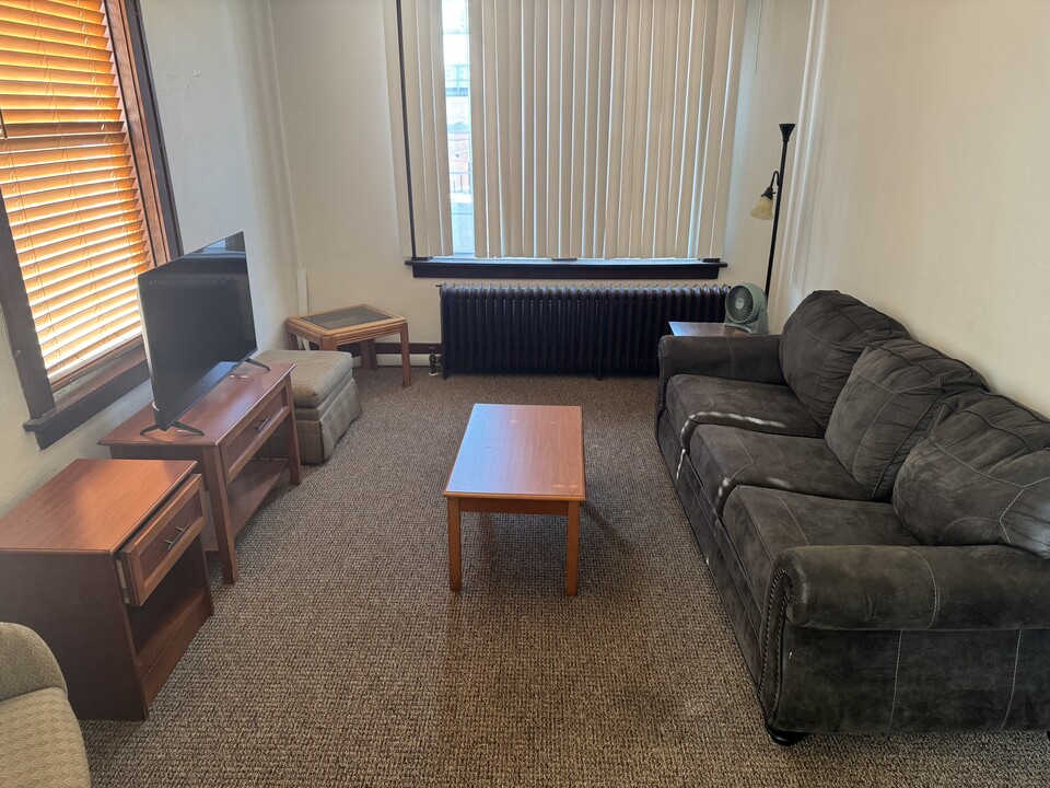 400 N Main St in Mitchell, SD - Building Photo