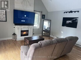 5 Dawson Dr in Collingwood, ON - Building Photo