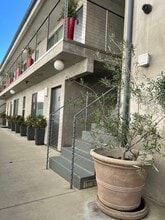 1418 N Poinsettia Pl in West Hollywood, CA - Foto de edificio - Building Photo