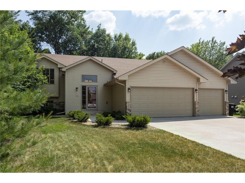 10483 6th St NE in Hanover, MN - Building Photo