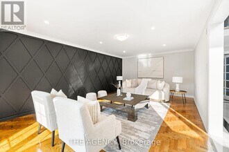 372 Burns Blvd in King City, ON - Building Photo - Building Photo
