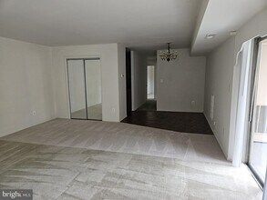 7613 Fontainebleau Dr-Unit -2106 in New Carrollton, MD - Foto de edificio - Building Photo